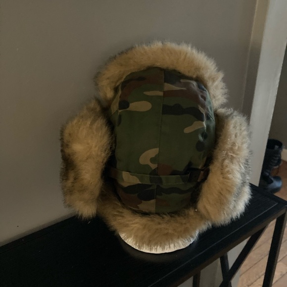 Like New!! In Excellent Condition! U3i Faux Fur and Camo Trapper Hat - Picture 3 of 10